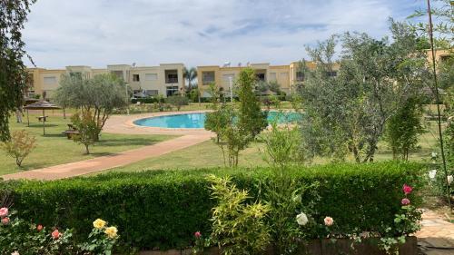 un complejo de apartamentos con piscina en un parque en résidence golfique, en Fez