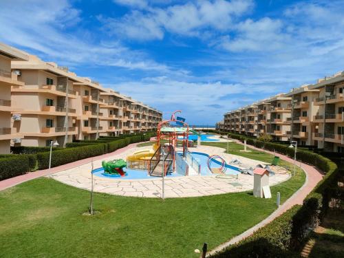 a playground in an apartment complex with a water park at دلتا مارينا in Al Ḩammād