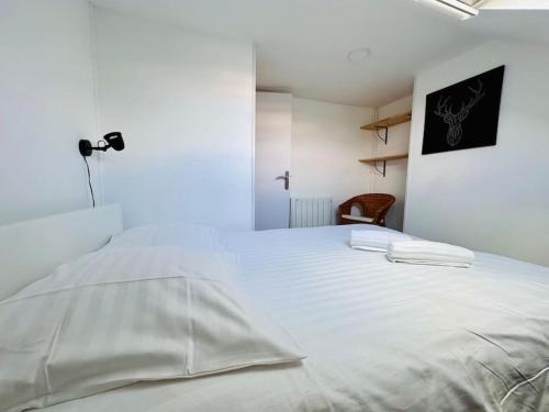 - un grand lit blanc dans une chambre blanche dans l'établissement Lakanal 10 - Appart Prébendes Tours, à Tours