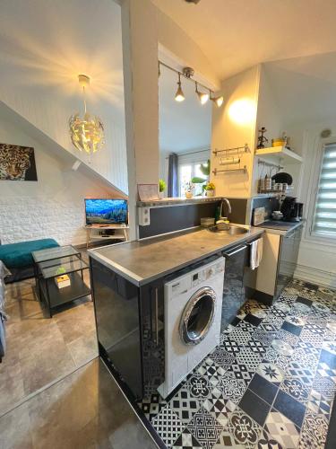 - une cuisine avec un lave-linge au milieu d'une pièce dans l'établissement Superbe Appart entier au pied de la Gare RER, à 15 min de Paris & Orly, à Juvisy-sur-Orge