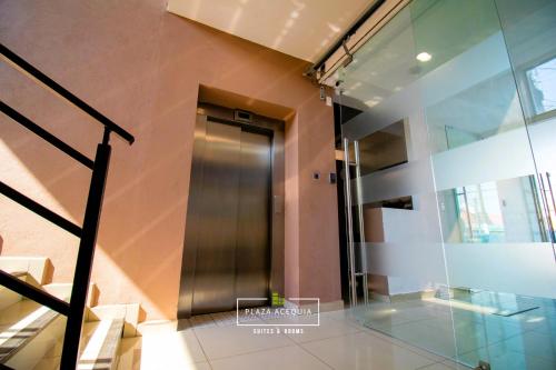 un couloir avec une porte en verre dans un bâtiment dans l'établissement A22 Full Suite ‖ Mini Dept at Plaza Acequia, à Cuautitlán Izcalli