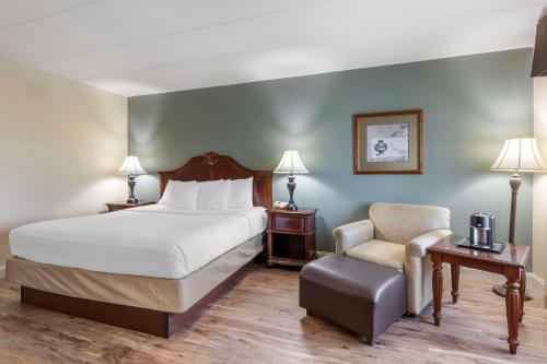 A bed or beds in a room at Best Western Plus Steeplegate Inn
