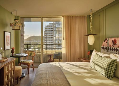 een hotelkamer met een bed en een groot raam bij Wayfinder Waikiki in Honolulu