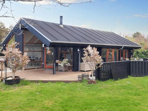 スケーエンにある6 person holiday home in Skagenの庭に木製デッキがある小さな家