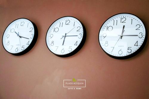 three clocks are hanging on a wall at A30 SUITE BLACK PLUS para 1 a 3 personas, ESPECIALISTAS EN CORTAS, MEDIANAS Y LARGAS ESTANCIAS , en IZCALLI TEPOTZOTLAN perfecto para Familias, Turistas, Contratistas, Estudiantes, Empresas A sólo 5 min Izcalli 5 min Esmeralda 20 min Satélite 25 min AIFA in Cuautitlán Izcalli