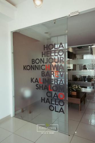 a glass window in a room with words on it at A30 SUITE BLACK PLUS para 1 a 3 personas, ESPECIALISTAS EN CORTAS, MEDIANAS Y LARGAS ESTANCIAS , en IZCALLI TEPOTZOTLAN perfecto para Familias, Turistas, Contratistas, Estudiantes, Empresas A sólo 5 min Izcalli 5 min Esmeralda 20 min Satélite 25 min AIFA in Cuautitlán Izcalli