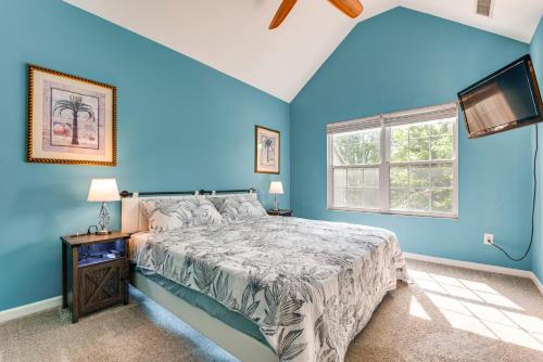 Ένα ή περισσότερα κρεβάτια σε δωμάτιο στο Canton Home with Fenced Yard 6 Mi to Lake Allatoona