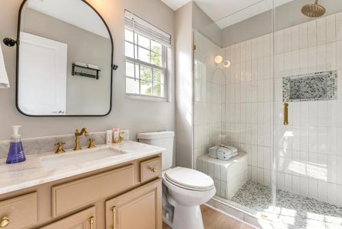 Ένα μπάνιο στο Canton Home with Fenced Yard 6 Mi to Lake Allatoona
