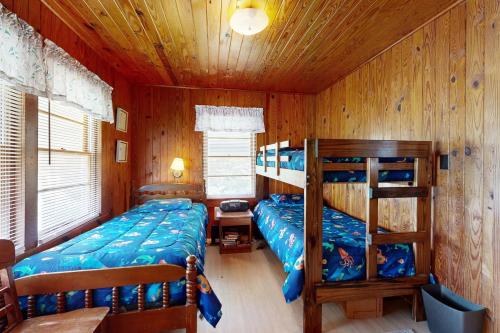 1 dormitorio con 2 literas en una cabaña en Vintage Bungalow, en Myrtle Beach