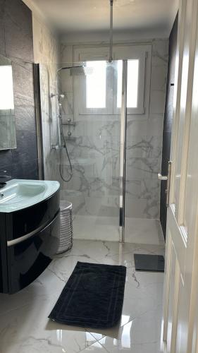 une salle de bain avec une douche, une baignoire et un lavabo dans l'établissement LOCATION JO2024 Argenteuil 8 personnes, à Argenteuil