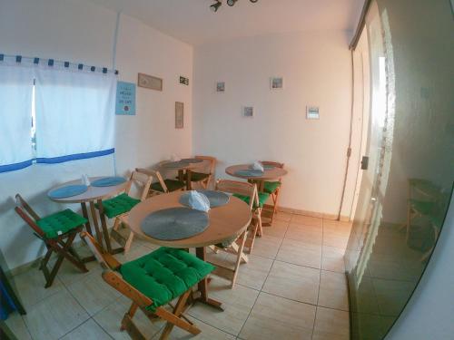 un grupo de mesas y sillas en una habitación en Pousada Maravista, en Cananéia