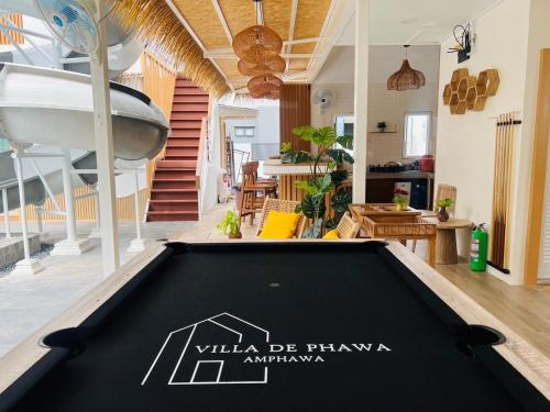a pool table in the middle of a living room at Villa De Phawa in Samut Songkhram
