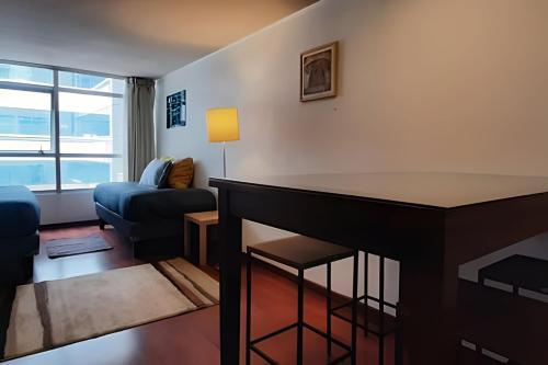 - un salon avec un canapé et une table dans l'établissement Apartamento Living Moneda (dp 302), à Santiago