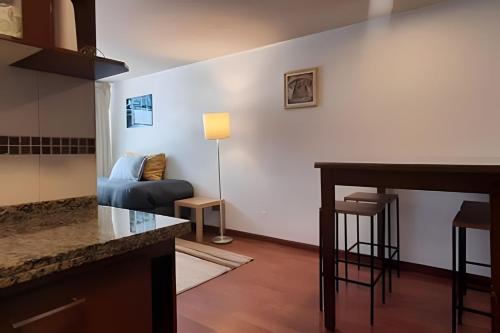 - un salon avec un canapé et une table dans l'établissement Apartamento Living Moneda (dp 302), à Santiago