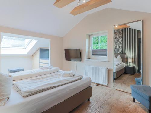ein Hotelzimmer mit 2 Betten und einem Spiegel in der Unterkunft Schönfeld II in Kitzbühel