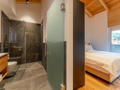 1 dormitorio con ducha, 1 cama y baño en Luxury Sankt Lorenzen, en Sankt Lorenzen ob Murau