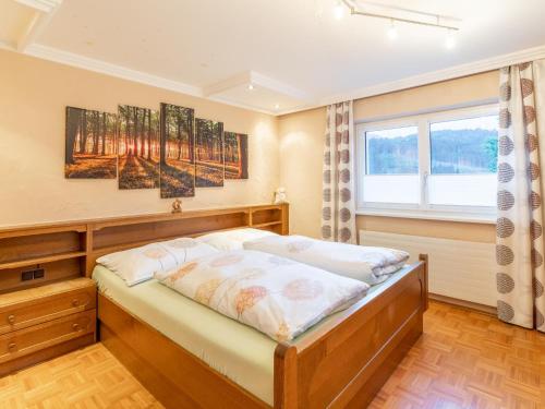 ÖblarnにあるVesna S Homeのベッドルーム(ベッド1台、窓付)
