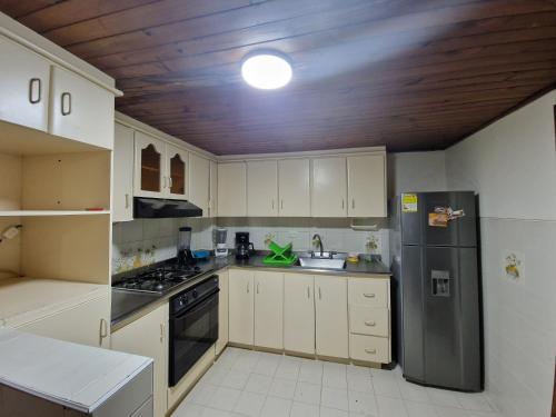 Köök või kööginurk majutusasutuses Habitaciones en Edificio Ginebra Manizales