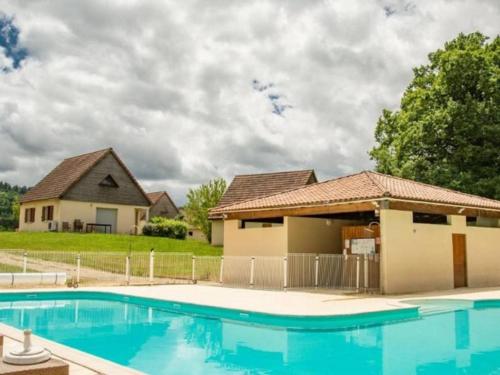une maison avec une piscine devant une maison dans l'établissement Lac Bleu nr 28, à Lacapelle-Marival