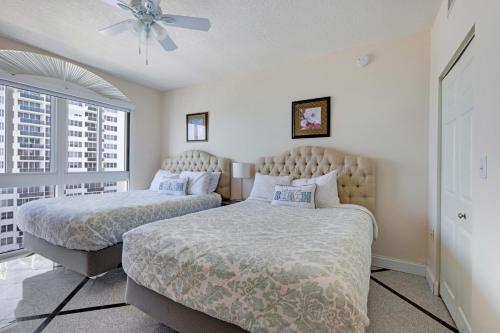 1 Schlafzimmer mit 2 Betten und einem Deckenventilator in der Unterkunft 2 BR Monthly beach condo Miami in Hallandale Beach