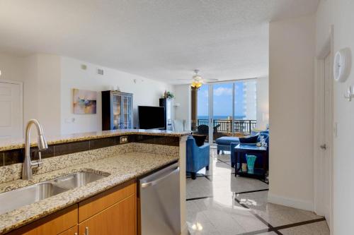 eine Küche mit einem Waschbecken und ein Wohnzimmer in der Unterkunft 2 BR Monthly beach condo Miami in Hallandale Beach