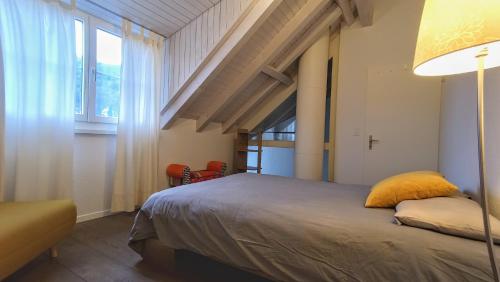sypialnia z łóżkiem i dużym oknem w obiekcie Aquae Helveticae w mieście Baden