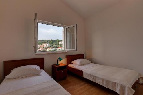 Säng eller sängar i ett rum på Apartments by the sea Razanj, Rogoznica - 2970