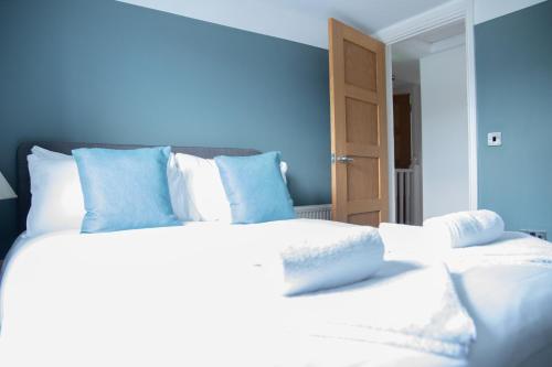 Katil atau katil-katil dalam bilik di Stylish 3x bed house in Soham