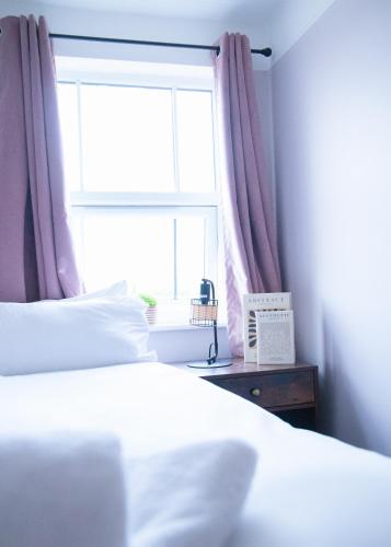 Katil atau katil-katil dalam bilik di Stylish 3x bed house in Soham