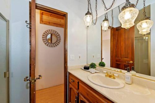 Ένα μπάνιο στο Mountain Bear Cabin, Near the lake W Spa