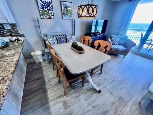 cocina con mesa y sillas y sala de estar. en Pelican Beach 0807 by Pelican Beach Management, en Destin