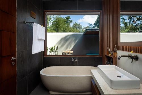 Koupelna v ubytování The Ambengan Villas Ubud by Pramana Villas
