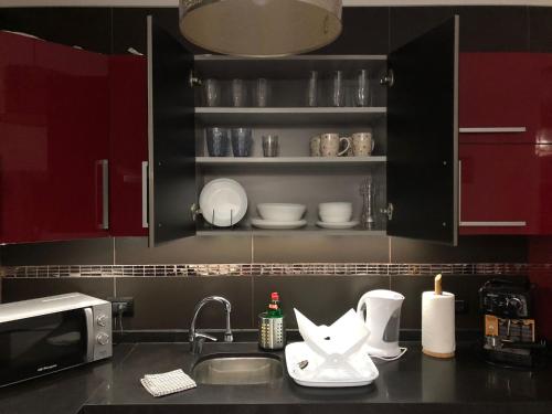a kitchen counter with a sink and a microwave at Apartamento en Victoria Park Playa San Juan in Playa de San Juan