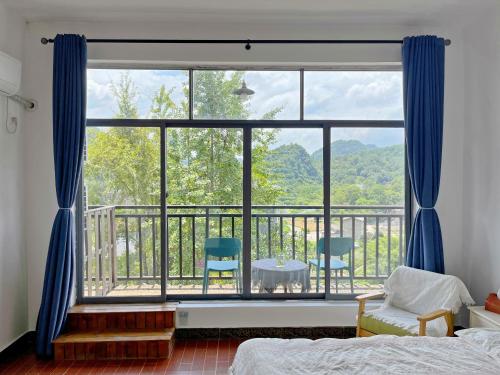 Katil atau katil-katil dalam bilik di Yangshuo Mountaintop Resort阳朔半山居民宿