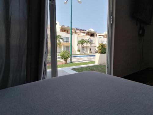 une chambre avec un lit et une vue sur un immeuble dans l'établissement VILLA ACAPULCO DIAMANTE, à Acapulco