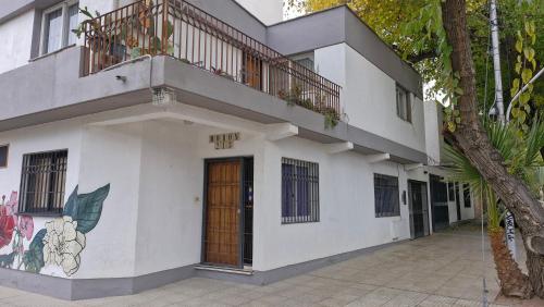a white building with a balcony on top of it at Amplio departamento, la mejor ubicación en Mendoza in Mendoza