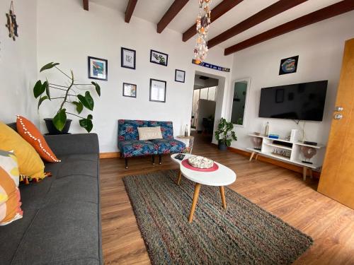 sala de estar con sofá y mesa en BAHÍA SUR HOUSE - San Bartolo, en San Bartolo