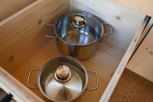 two metal pots and pans on a counter in a kitchen at Tiny House Pioneer 3 - Green Tiny Spot Schillig in Wangerland
