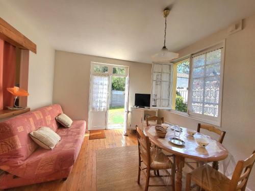 Maison Authentique: Plage, Commerces et Jardin Clôturé - FR-1-364-33