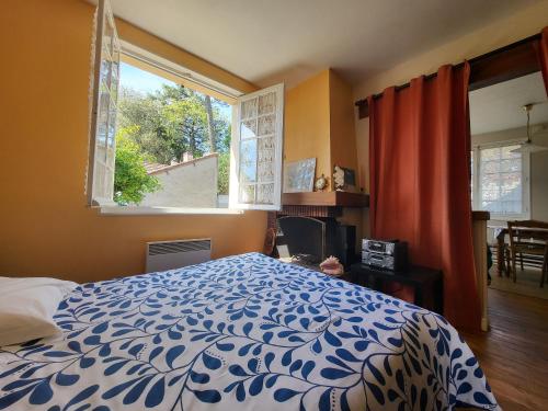 - une chambre avec un lit bleu et blanc et une fenêtre dans l'établissement Maison Authentique: Plage, Commerces et Jardin Clôturé - FR-1-364-33, à Saint-Brévin-les-Pins