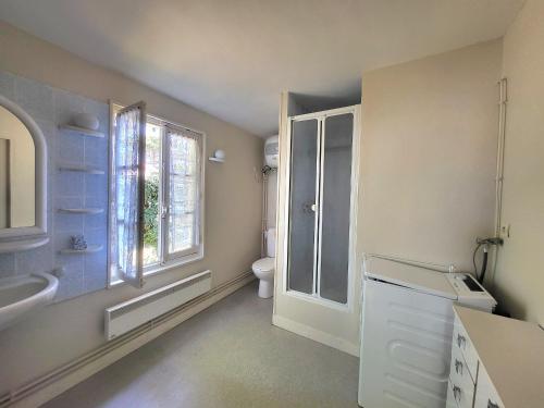 une salle de bain avec toilettes, lavabo et fenêtre dans l'établissement Maison Authentique: Plage, Commerces et Jardin Clôturé - FR-1-364-33, à Saint-Brévin-les-Pins