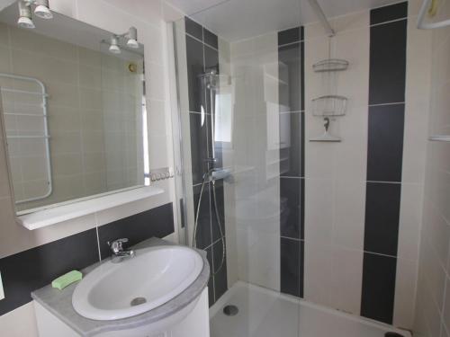 ein Bad mit einem WC, einem Waschbecken und einer Dusche in der Unterkunft Appartement Saint-Brevin-les-Pins, 3 pièces, 4 personnes - FR-1-364-43 in Saint-Brevin-les-Pins