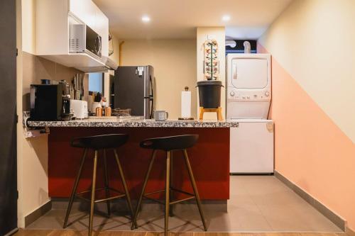 メキシコシティにあるNew Apartment in CDMX: Experience the cityのキッチン(カウンター、スツール、冷蔵庫付)