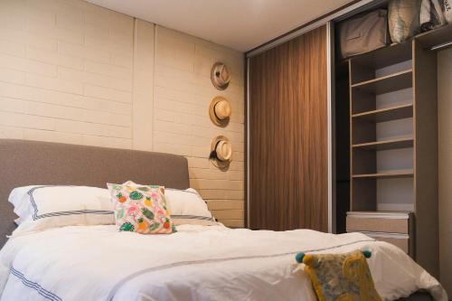 メキシコシティにあるNew Apartment in CDMX: Experience the cityのベッドルーム1室(白いシーツと枕のベッド1台付)