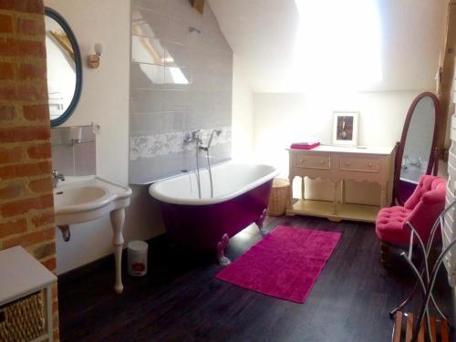 a bathroom with a tub and a sink and a bath tub at Gîte Rouffignac-Saint-Cernin-de-Reilhac, 6 pièces, 10 personnes - FR-1-616-141 in Rouffignac Saint-Cernin