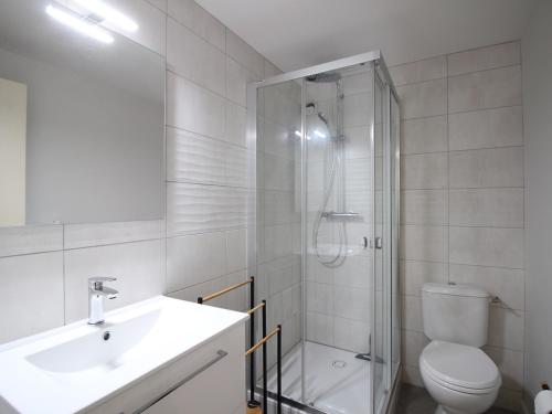 La salle de bains est pourvue d'une douche, de toilettes et d'un lavabo. dans l'établissement Appartement Mont-Dore, 3 pièces, 6 personnes - FR-1-415-147, à Le Mont-Dore