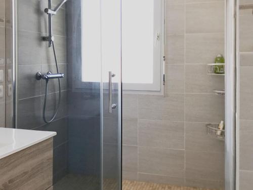 um chuveiro com uma porta de vidro na casa de banho em Appartement Saint-Jean-de-Monts, 2 pièces, 4 personnes - FR-1-323-255 em Saint-Jean-de-Monts