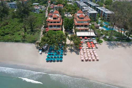 una vista aérea de un complejo en la playa en Anantasila Beach Resort Hua Hin en Hua Hin