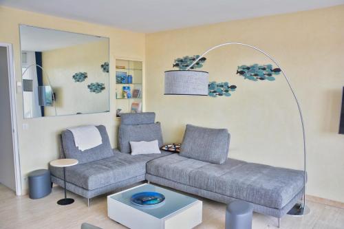 un salon avec un canapé et un miroir dans l'établissement Lovely 51 m with harbour view, à Saint-Cyprien