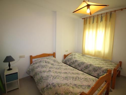 Posteľ alebo postele v izbe v ubytovaní Apartamento con terraza a 150 m de la playa de Grifeu, ideal para 4 personas - ES-228-50